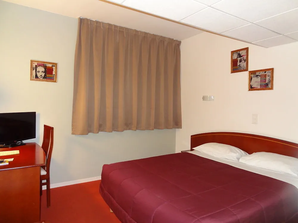 Отель Cit'Hotel De La Marne Тарб