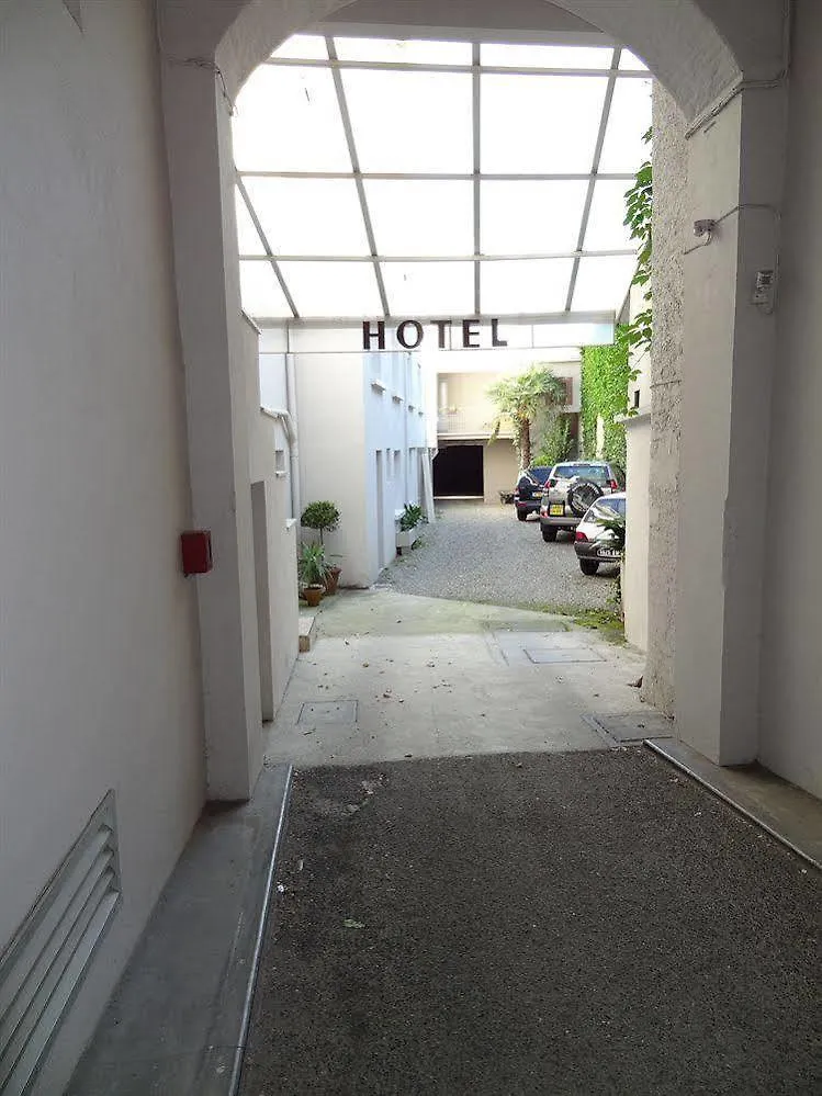 Отель Cit'Hotel De La Marne Тарб